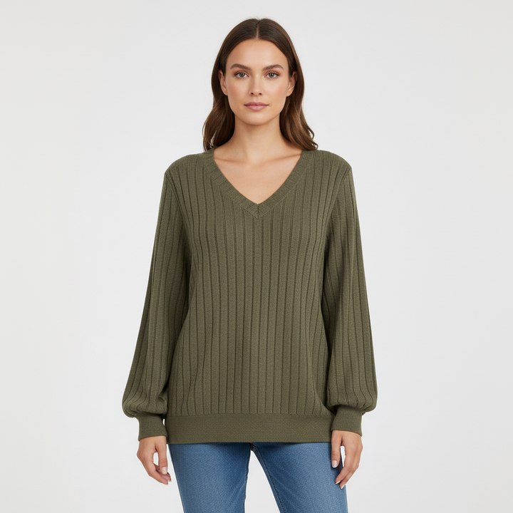 Olivgrünes Sophie Langarm-Shirt mit femininem V-Ausschnitt und strukturierter Ripp-Optik für einen eleganten Look.