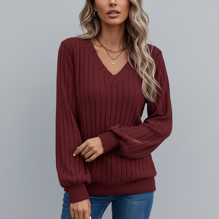 Dunkelrotes Sophie Langarm-Shirt mit femininem V-Ausschnitt, strukturierter Ripp-Optik und bequemen Bündchen.