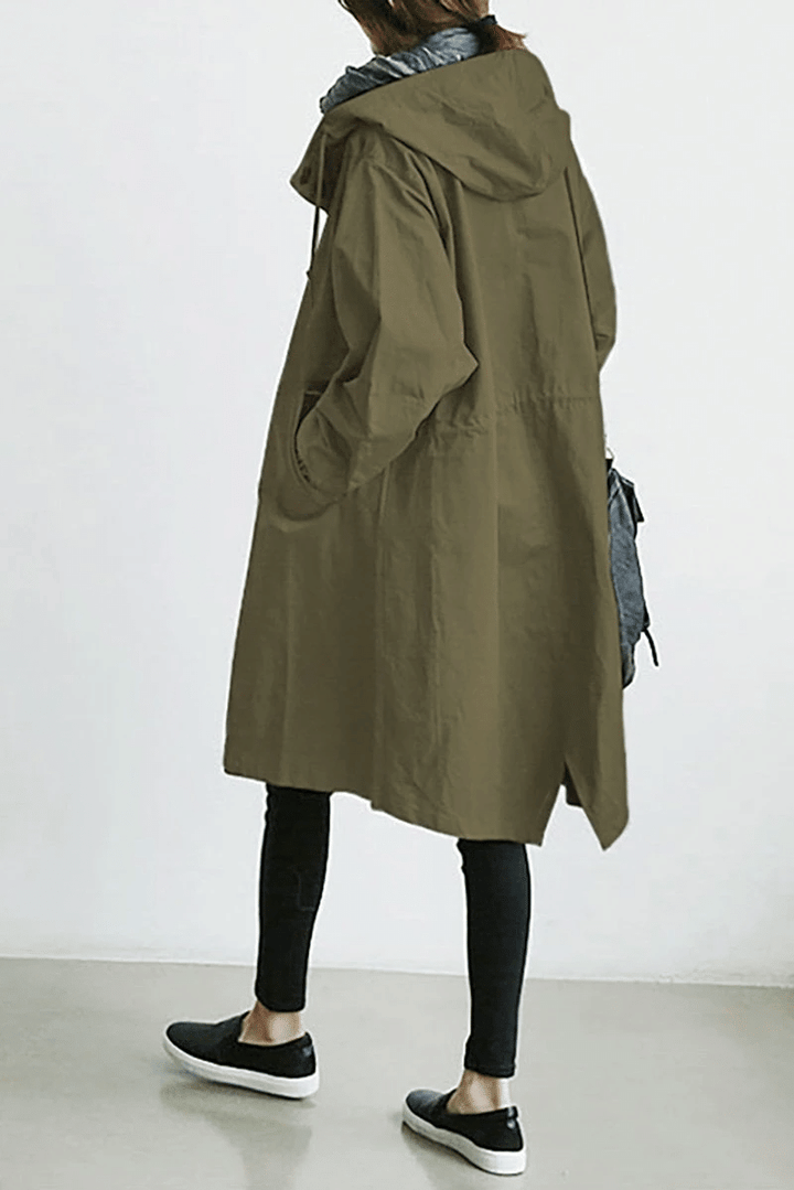 Olivgrüne, lange Damen-Windjacke im Oversized-Schnitt mit Kapuze, Kordelzug und praktischen Seitentaschen.