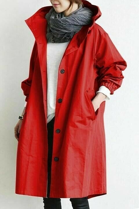 Rote Oversized-Windjacke mit Kapuze, Knopfleiste und elastischen Ärmelbündchen für Damen.