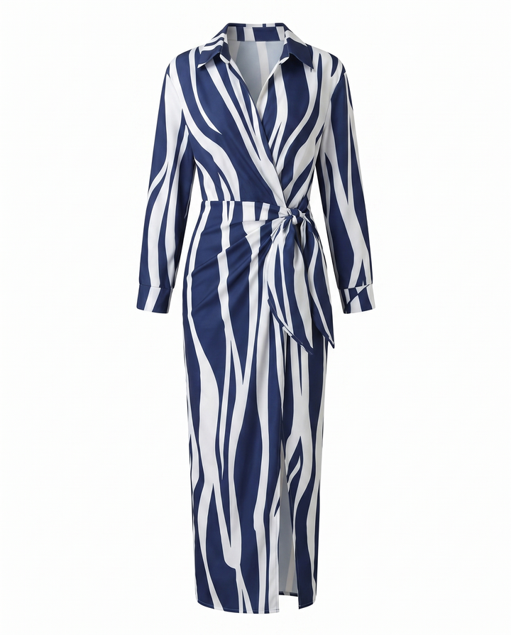 Sophie Wickel-Maxikleid in Blau-Weiß mit Blätterprint, V-Ausschnitt und Taillenbindung