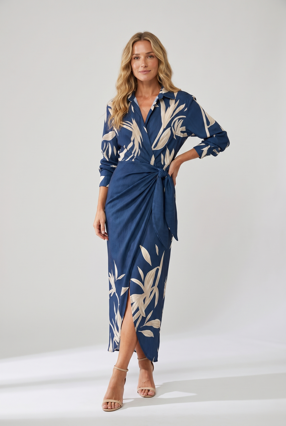 Blaues Sophie Wickel-Maxikleid mit beigem Blätterprint, V-Ausschnitt und Taillenbindung
