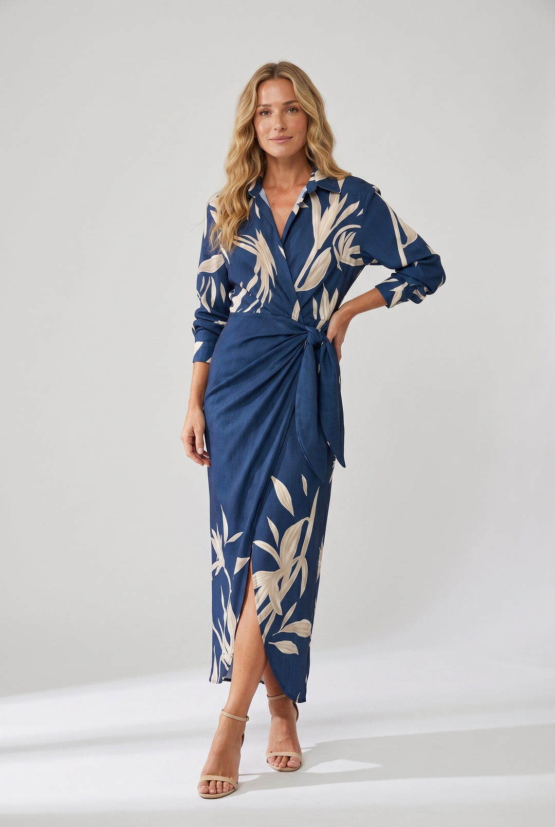 Blaues Sophie Wickel-Maxikleid mit beigem Blätterprint, V-Ausschnitt und Taillenbindung