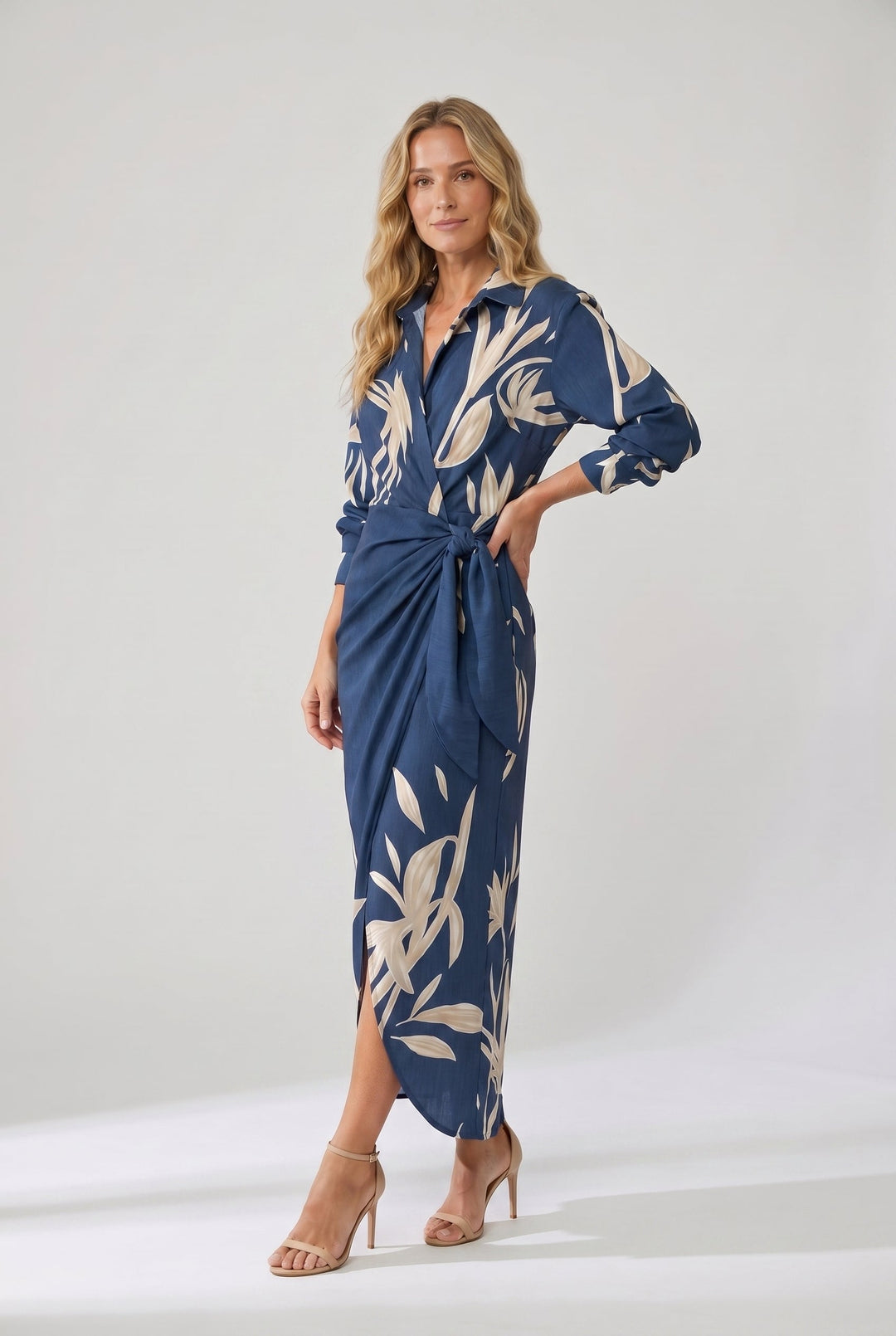 Sophie Wickel-Maxikleid in Blau mit beigem Blätterprint, V-Ausschnitt und Taillenbindung