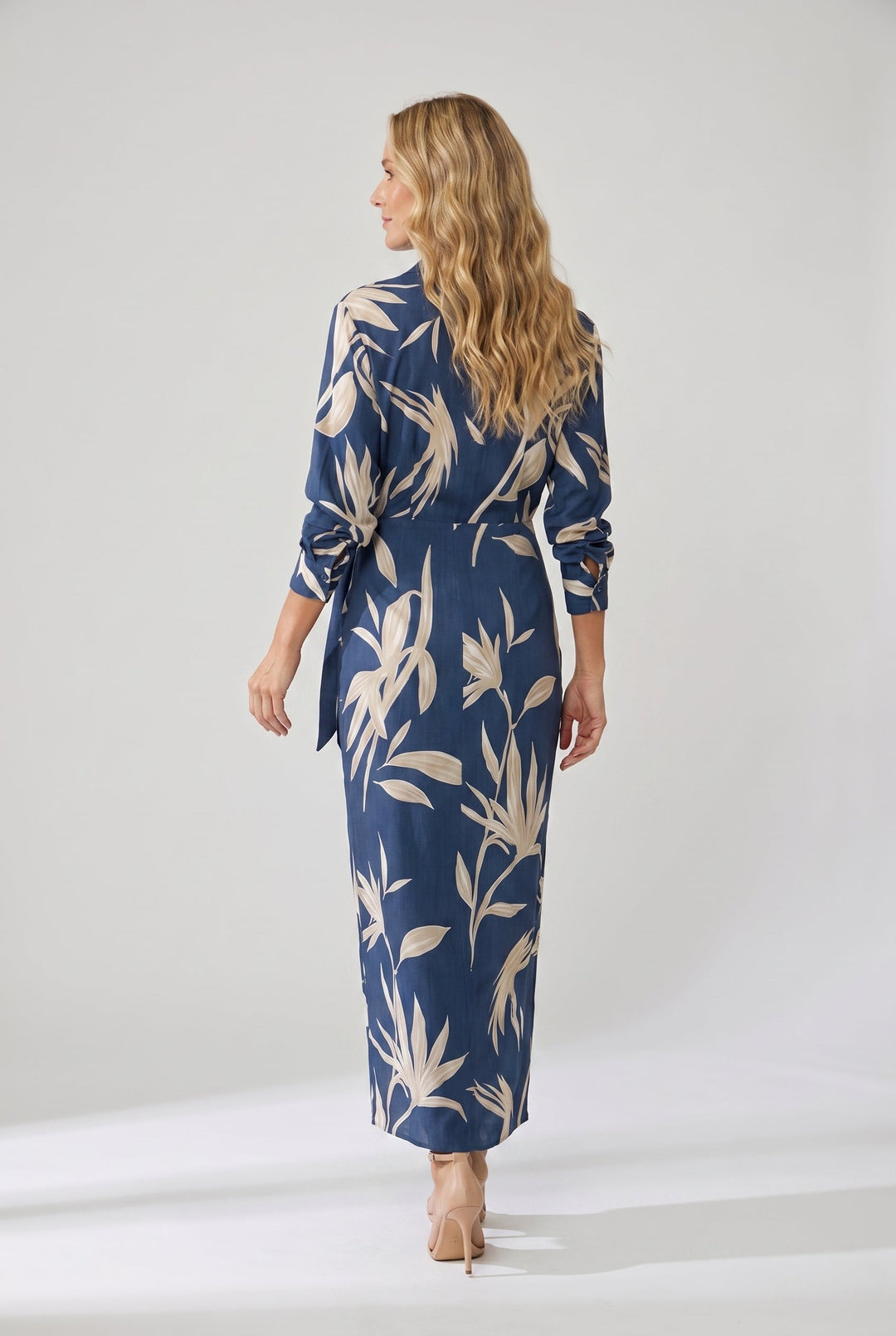 Rückansicht des blauen Sophie Wickel-Maxikleids mit beigem Blätterprint und langen Ärmeln.