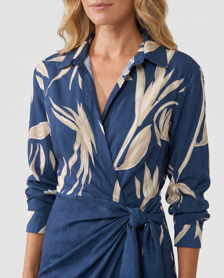 Sophie Wickelkleid in Blau mit beigem Blätterprint, V-Ausschnitt und Taillenbindung