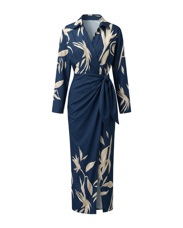 Blaues Sophie Wickel-Maxikleid mit beigem Blätterprint, V-Ausschnitt und Taillenbindung.