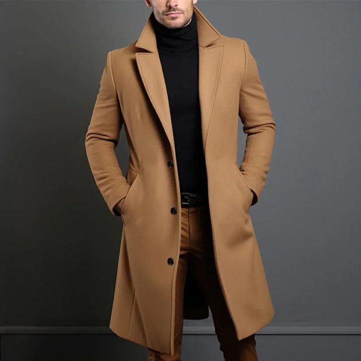 Eleganter beiger Herren-Wintermantel mit Reverskragen, Knopfleiste und knielangem Schnitt für einen stilvollen Look.