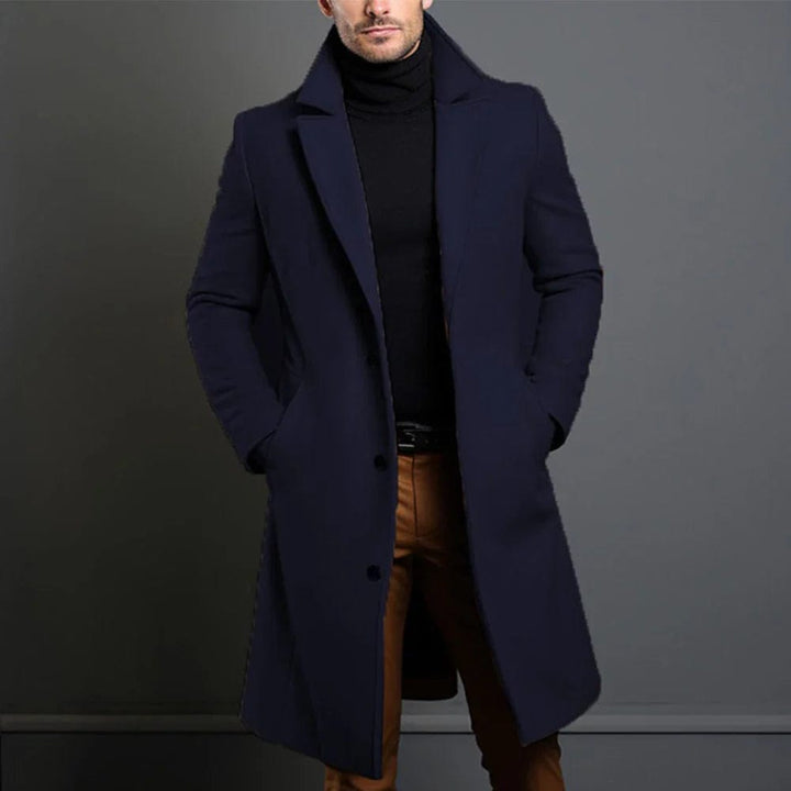 Dunkelblauer, knielanger Herren-Wintermantel mit klassischem Revers-Kragen und eleganter Knopfleiste für einen stilsicheren Look.