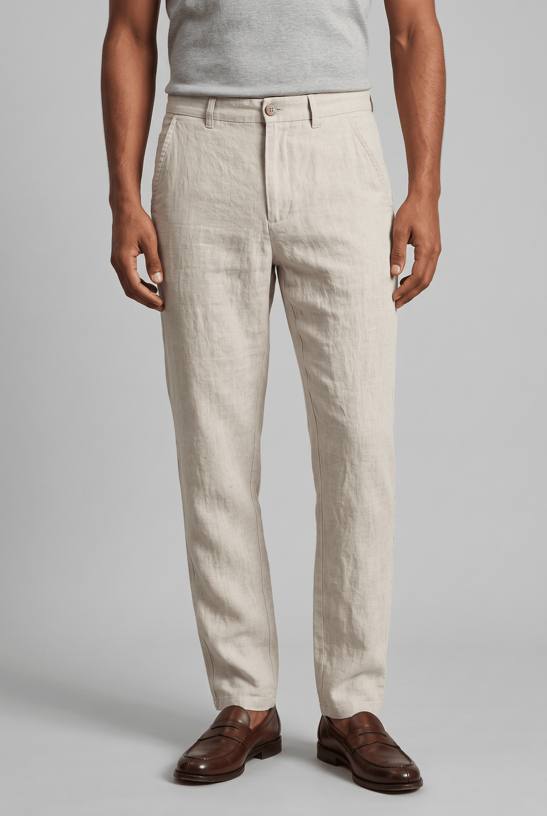 Beige Slim Fit Herren-Chino aus atmungsaktivem Leinen-Mix mit flachem Bund und Knopfverschluss.