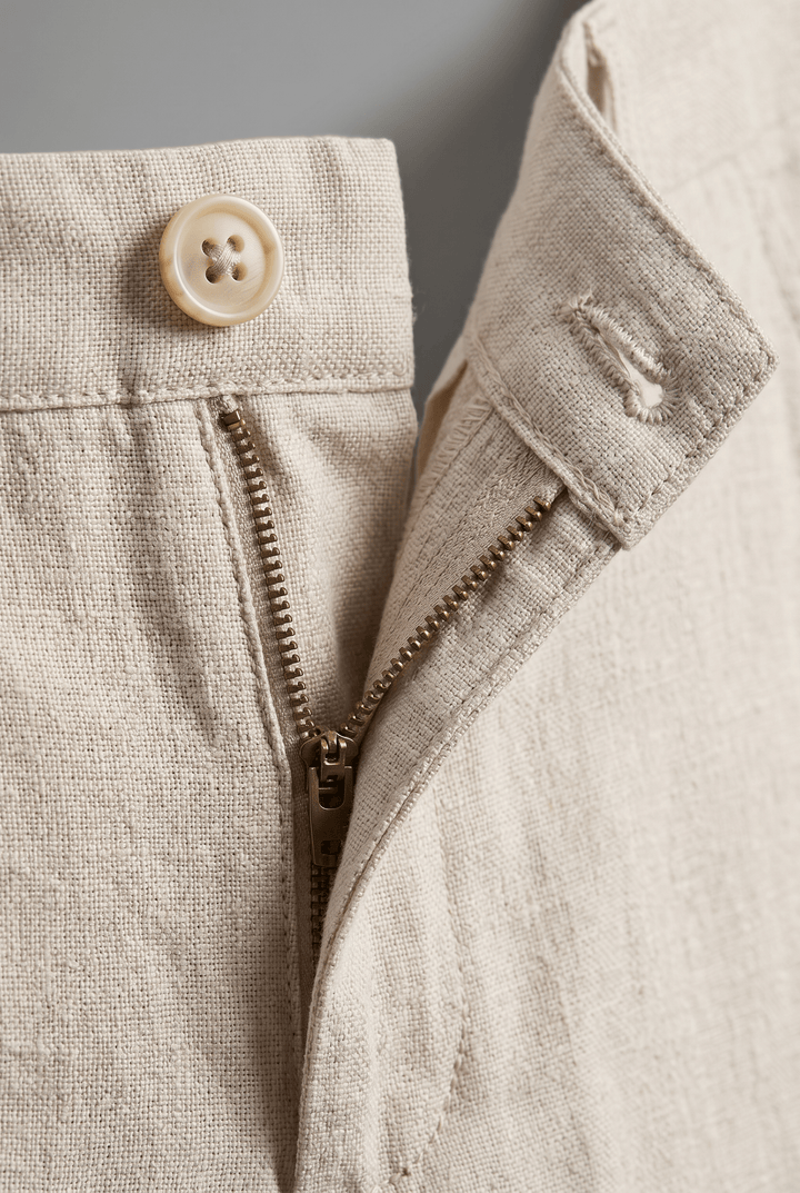 Beigefarbene Herren-Chino aus Leinen-Mix mit strukturiertem Stoff, Knopfverschluss und robustem Reißverschluss.