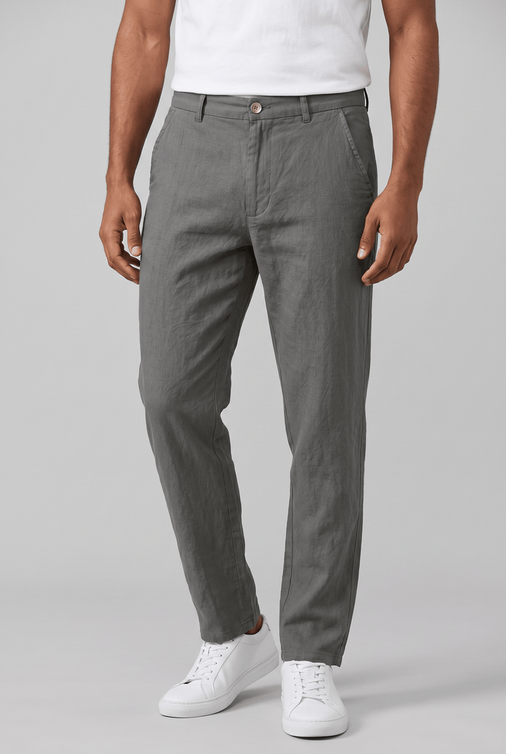 Graue Slim Fit Herren-Chino aus atmungsaktivem Leinen-Mix mit flachem Bund und geradem Beinverlauf.