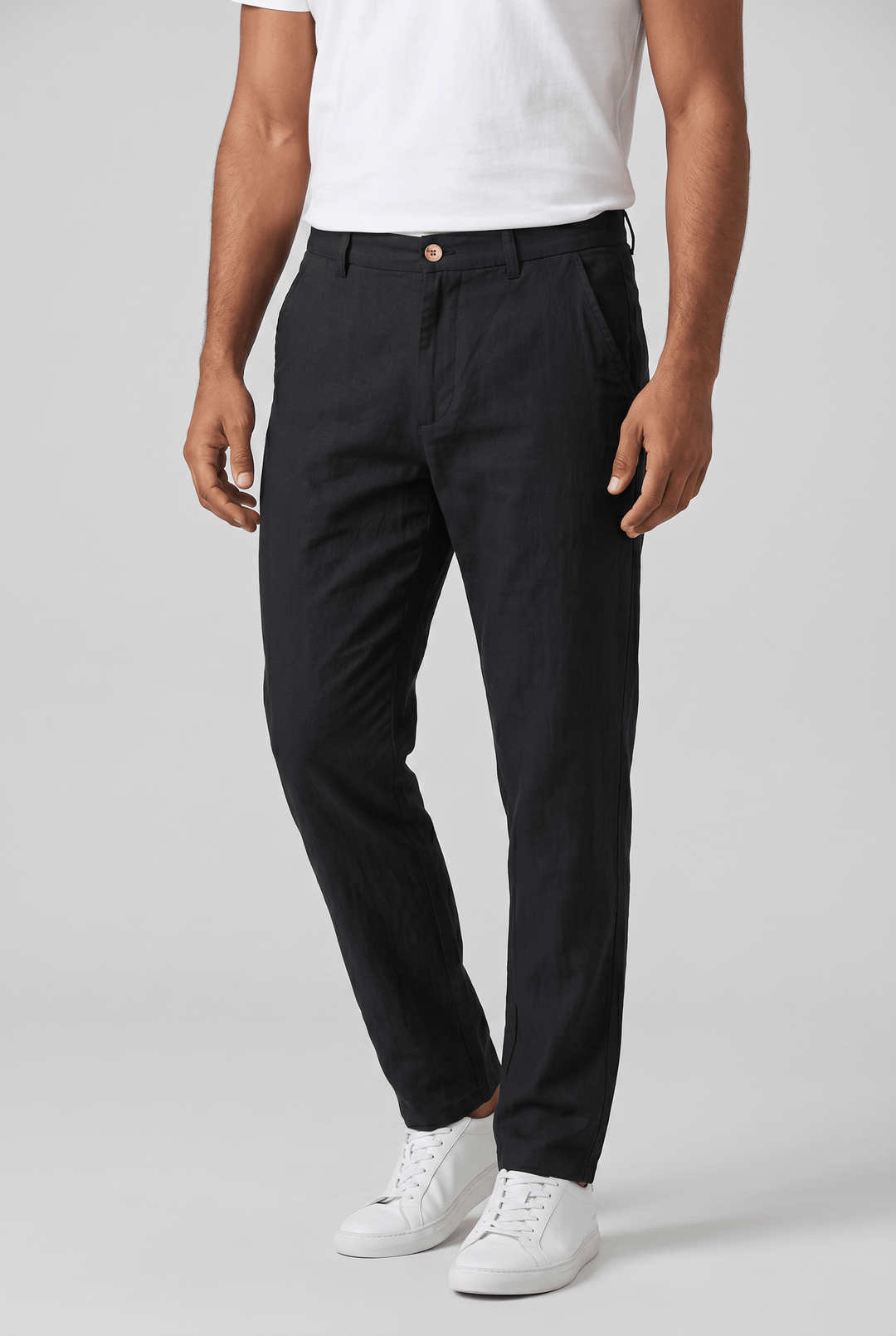 Schwarze Slim Fit Herren-Chino aus atmungsaktivem Leinen-Mix mit flachem Bund und geradem Bein.