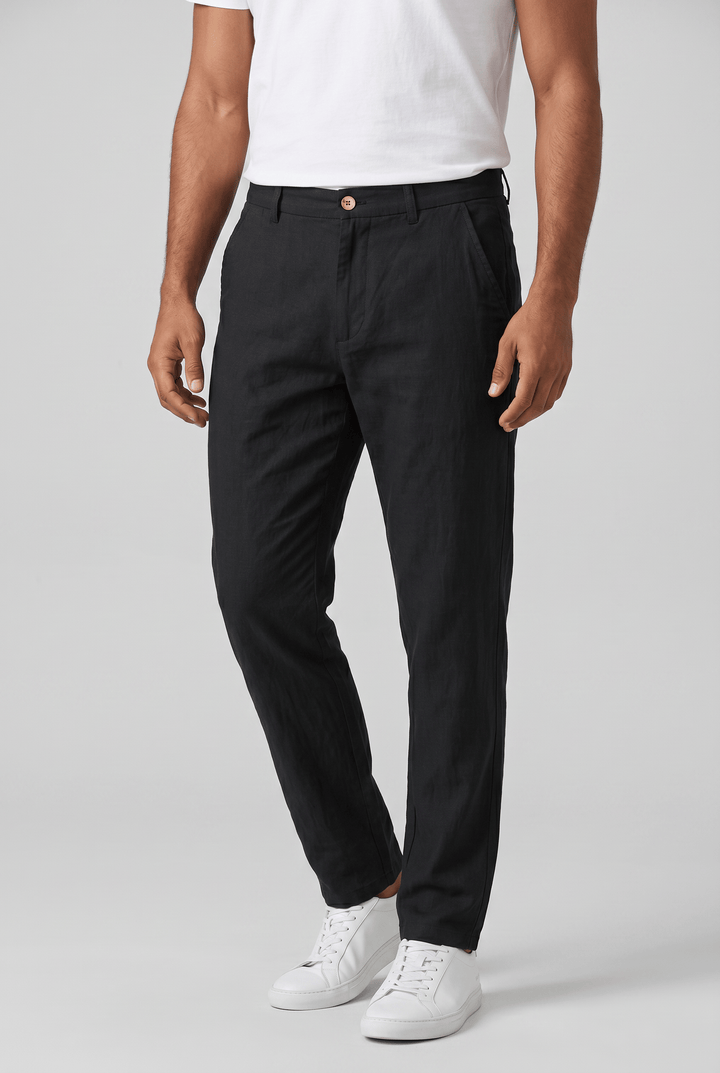 Schwarze Slim Fit Herren-Chino aus atmungsaktivem Leinen-Mix mit flachem Bund und geradem Bein.