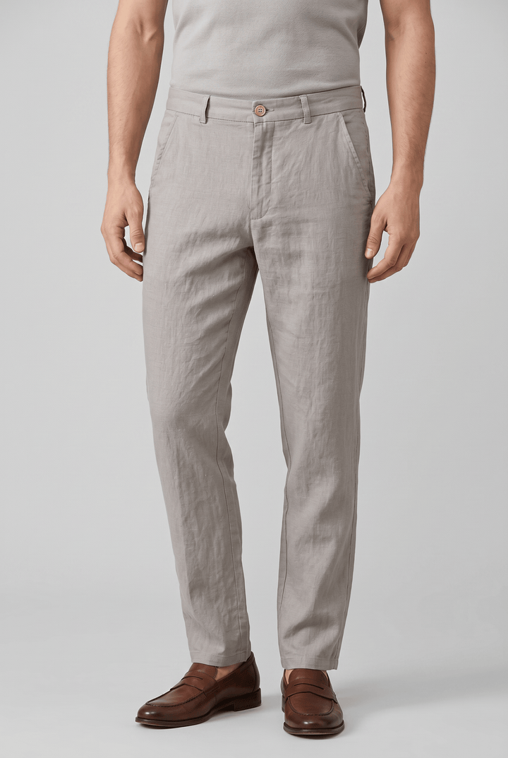 Beige Slim Fit Herren-Chino aus atmungsaktivem Leinen-Mix mit flachem Bund und klassischem Knopfverschluss.