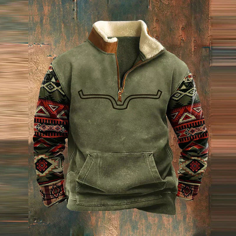 Grüner Herren-Westernpullover mit Stehkragen, Sherpa-Futter, kurzem Reißverschluss, Kängurutasche und gemusterten Ärmeln.
