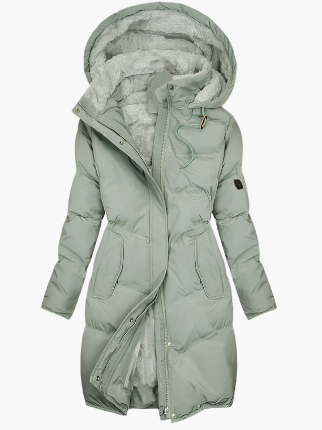 Taillierter, salbeigrüner Damen-Wintermantel mit Kapuze, weichem Plüschfutter, Reißverschluss und Druckknopfleiste.