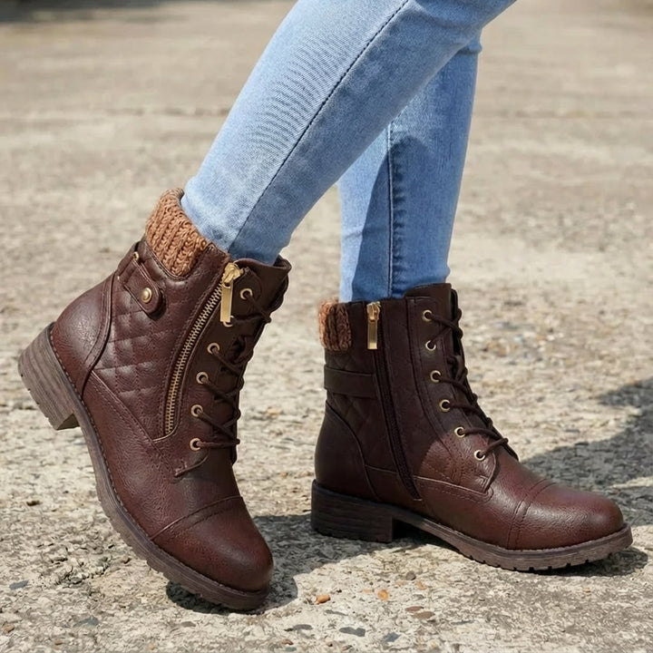 Braune Damen-Stiefeletten aus Leder mit Blockabsatz, seitlichem Reißverschluss, Schnürung und gemütlichem Strickbund am Schaft.