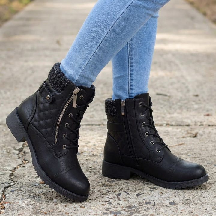 Schwarze Thea Leder-Stiefeletten mit Blockabsatz, seitlichem Reißverschluss, Schnürung und gemütlichem Strickbund am Schaft.