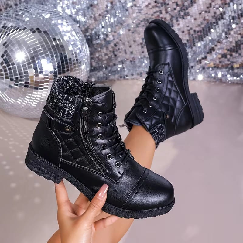 Schwarze Thea Leder-Stiefeletten mit Blockabsatz, Schnürung, seitlichem Reißverschluss und gemütlichem Strickbund am Schaft.