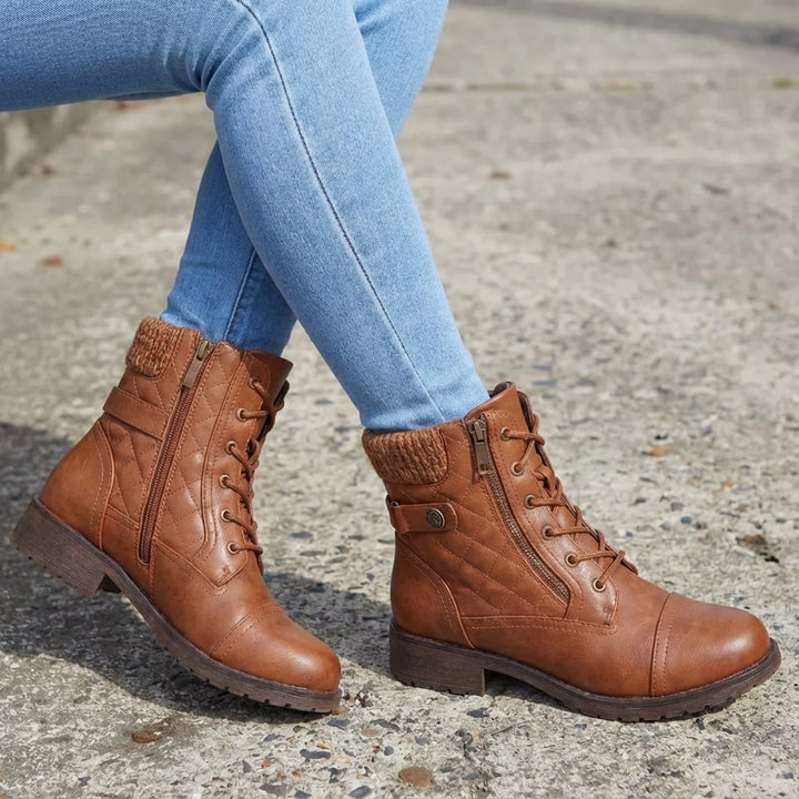 Braune Damen-Stiefeletten aus Leder mit Blockabsatz, seitlichem Reißverschluss, Schnürung und gemütlichem Strickbund am Schaft.