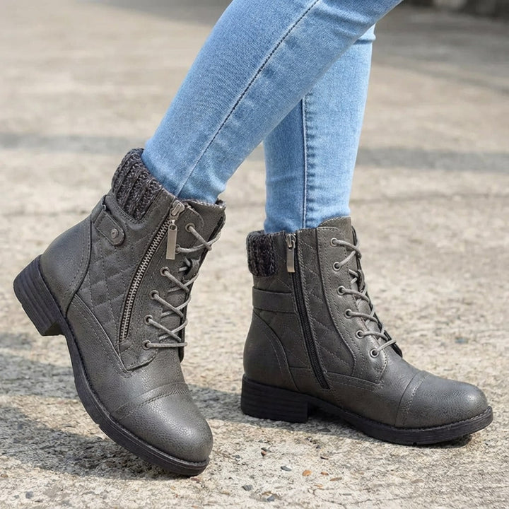 Graue Damen-Stiefeletten mit Blockabsatz, Schnürung, seitlichem Reißverschluss und gemütlichem Strickbund am Schaft.