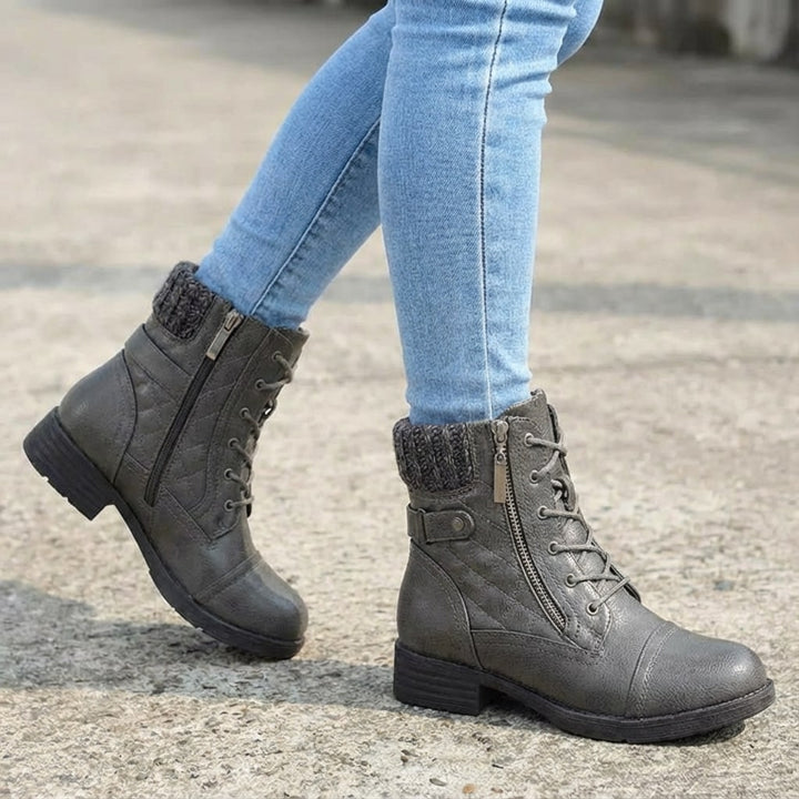 Graue Damen-Stiefeletten aus Leder mit Blockabsatz, Schnürung, seitlichem Reißverschluss und gemütlichem Strickbund am Schaft.