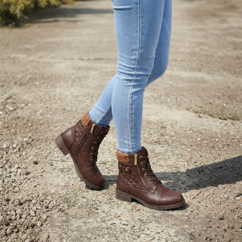 Braune Damen-Stiefeletten aus Leder mit Blockabsatz, seitlichem Reißverschluss, Schnürung und gemütlichem Strickbund am Schaft.