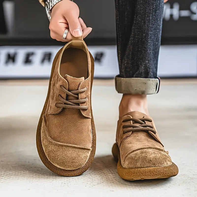 Braune Theo Herren-Schnürschuhe aus strukturiertem Leder mit robuster, profilierter Laufsohle und praktischer Zuglasche.