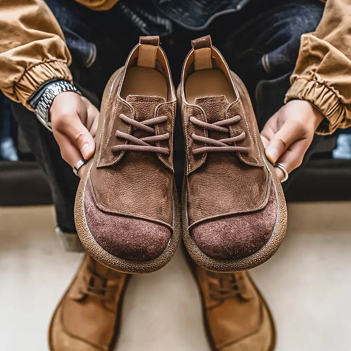 Braune Theo Herren-Schnürschuhe aus strukturiertem Leder mit weicher, profilierter Sohle und praktischer Zuglasche.