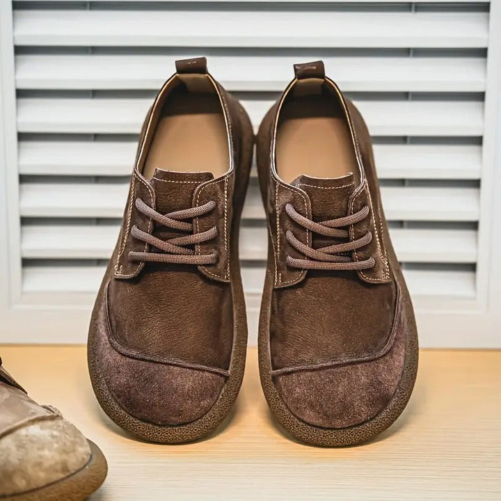 Braune Theo Herren-Schnürschuhe aus Leder mit robuster, profilierter Laufsohle und praktischer Zuglasche an der Ferse.