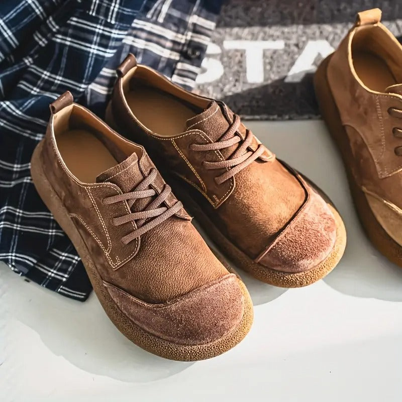Braune Theo Herren-Schnürschuhe aus Wildleder mit profilierter Laufsohle, klassischer Schnürung und praktischer Zuglasche.