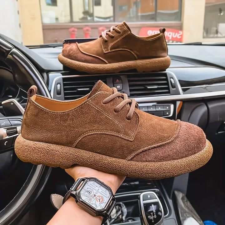 Braune Theo Herren-Schnürschuhe aus strukturiertem Leder mit robuster, profilierter Laufsohle und praktischer Zuglasche.