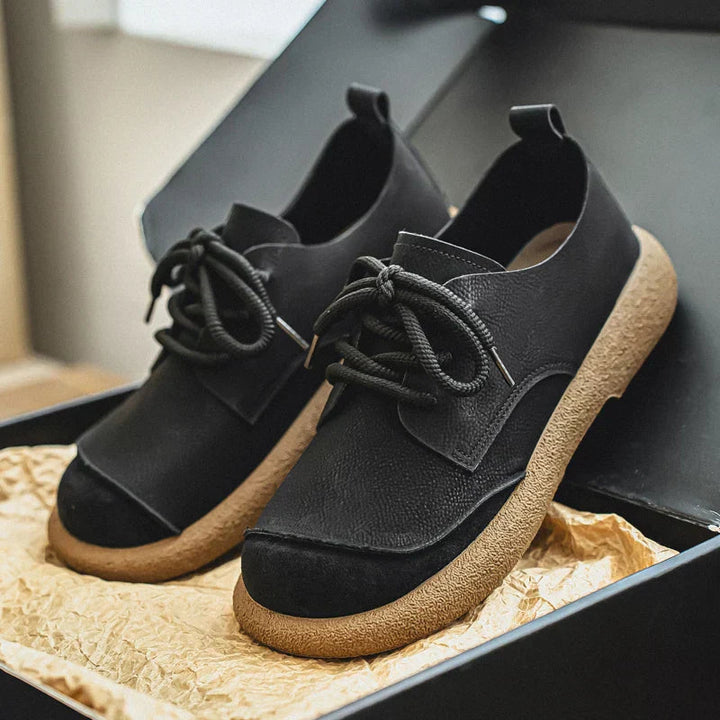 Schwarze Theo Herren-Schnürschuhe aus Leder mit markanter, profilierter Laufsohle in Beige und praktischer Zuglasche.
