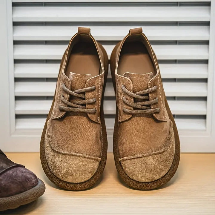 Braune Theo Herren-Schnürschuhe aus strukturiertem Leder mit robuster, profilierter Laufsohle und praktischer Zuglasche.