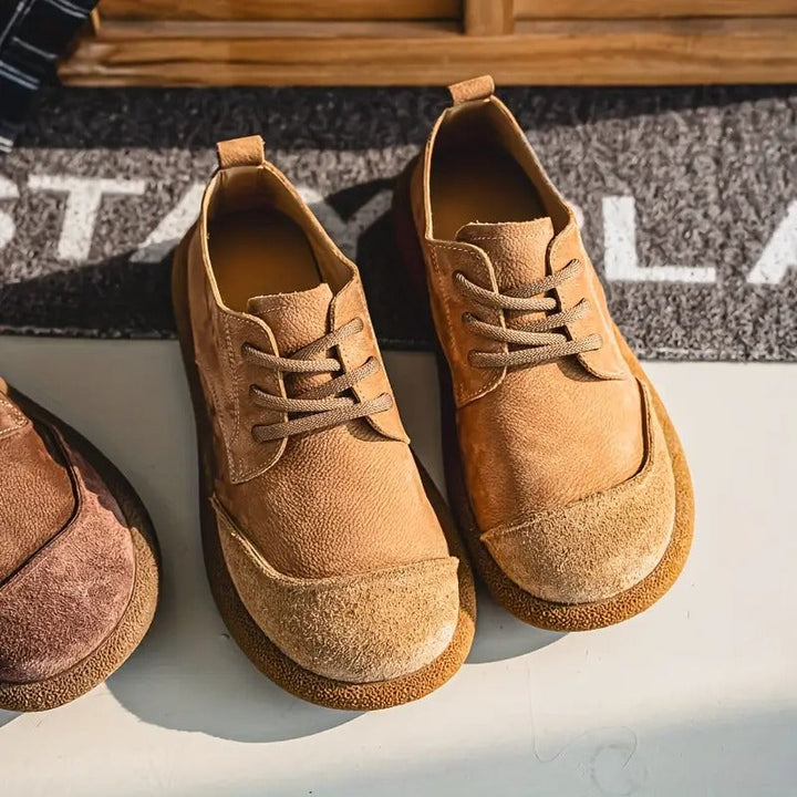 Braune Theo Herren-Schnürschuhe aus strukturiertem Leder mit robuster, profilierter Laufsohle und praktischer Zuglasche.