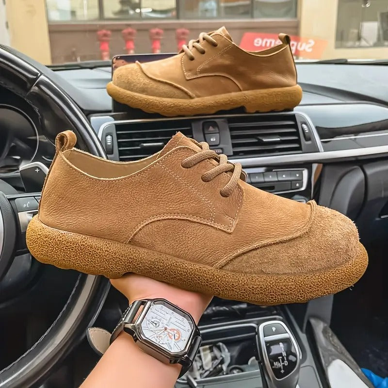 Braune Theo Herren-Schnürschuhe aus strukturiertem Leder mit robuster, profilierter Laufsohle und praktischer Zuglasche.
