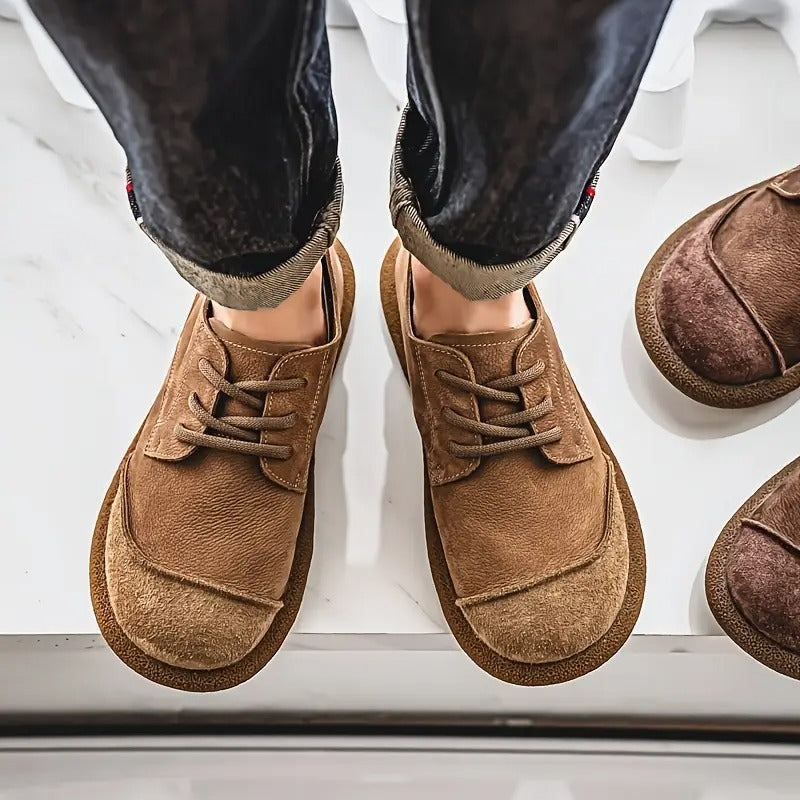 Braune Herren-Schnürschuhe aus strukturiertem Leder mit abgesetzter Wildleder-Zehenkappe und robuster Laufsohle.