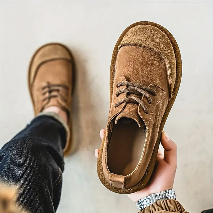 Braune Theo Herren-Schnürschuhe aus weichem Wildleder mit robuster, profilierter Laufsohle und praktischer Zuglasche.
