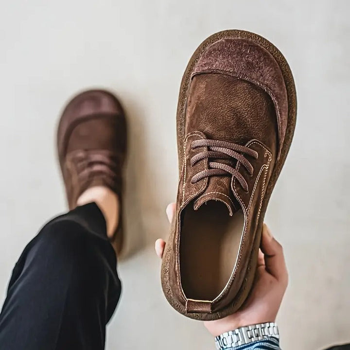 Brauner Theo Herren-Schnürschuh aus strukturiertem Leder mit robuster Laufsohle und praktischer Fersenschlaufe.