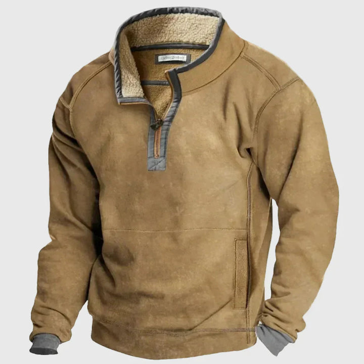 Brauner Herren-Pullover mit Half-Zip, Stehkragen mit Teddyfutter, aufgesetzter Tasche und bequemem Relaxed Fit.