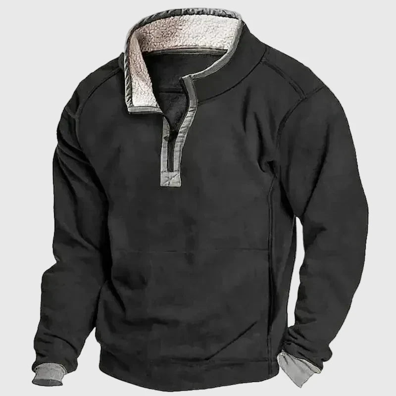 Schwarzer Herren-Pullover mit Half-Zip, Stehkragen mit weichem Futter und aufgesetzter Tasche im Relaxed Fit.