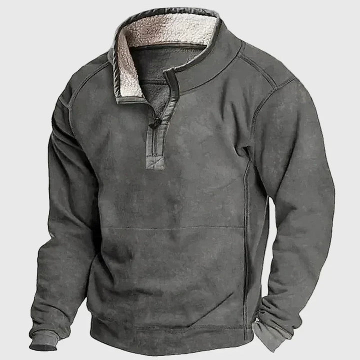 Dunkelgrauer Herren-Pullover mit Half-Zip, Stehkragen mit weichem Futter und aufgesetzter Tasche im Relaxed Fit.