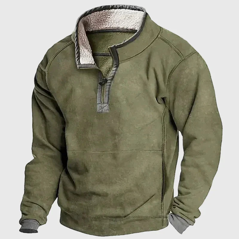 Olivgrüner Herren-Pullover mit Half-Zip, Stehkragen mit weichem Innenfutter und aufgesetzter Tasche im Relaxed Fit.