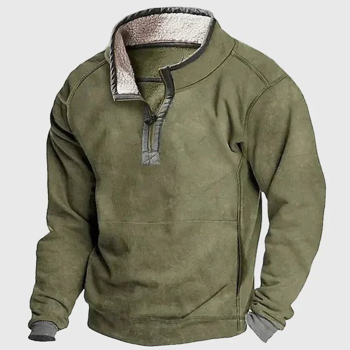 Olivgrüner Herren-Pullover mit Half-Zip, Stehkragen mit weichem Innenfutter und aufgesetzter Tasche im Relaxed Fit.