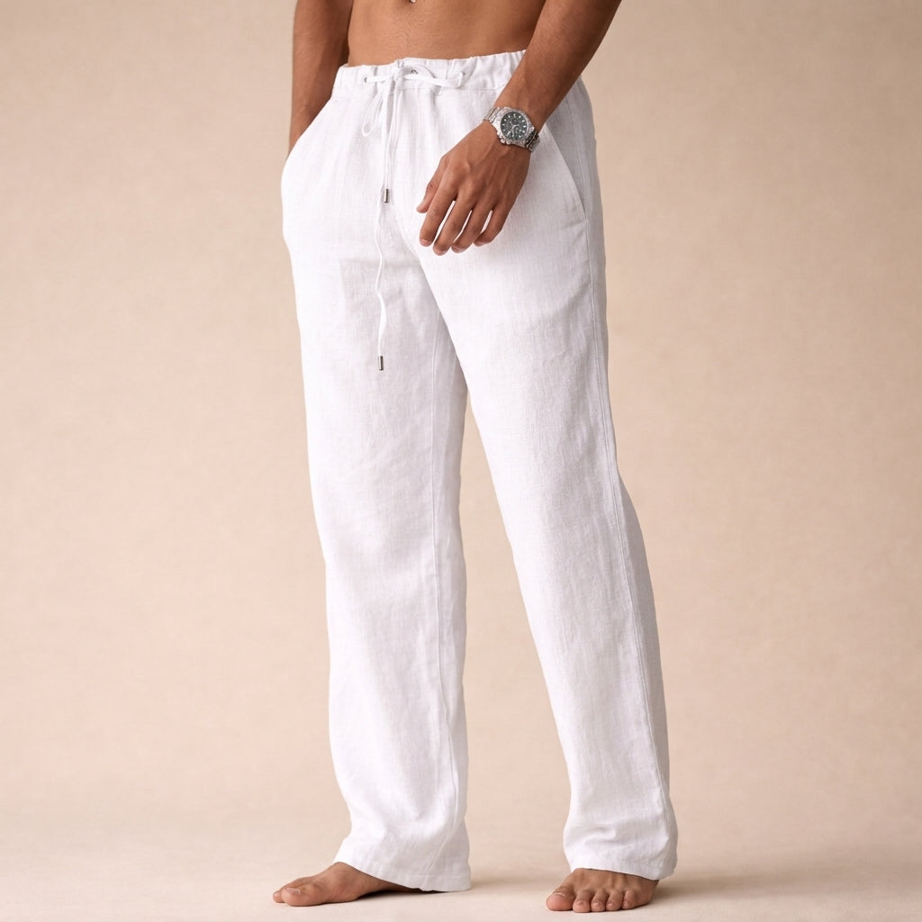 Weiße Herren-Leinenhose mit Kordelzug, geradem Bein und Seitentaschen in lässiger Passform.