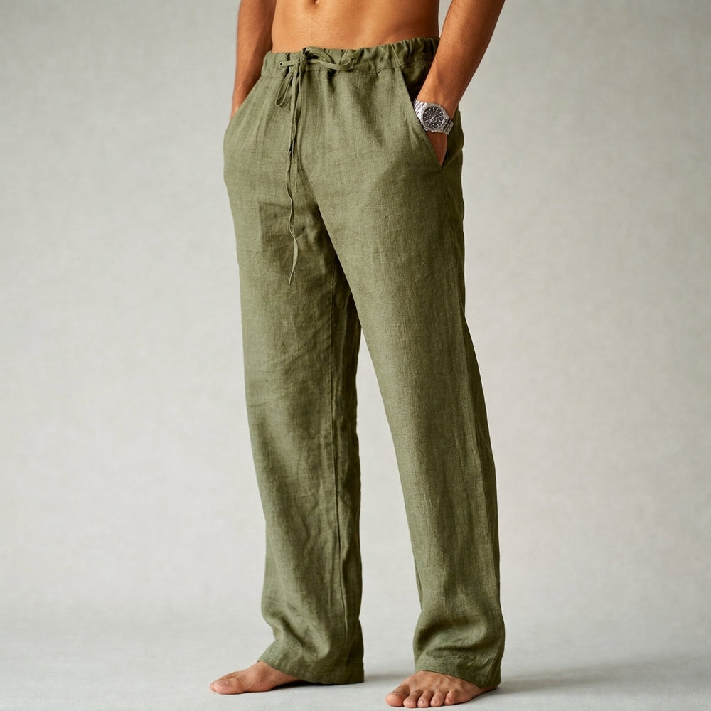 Olivgrüne Herren-Leinenhose mit geradem Bein, Kordelzug am Bund und praktischen Seitentaschen.