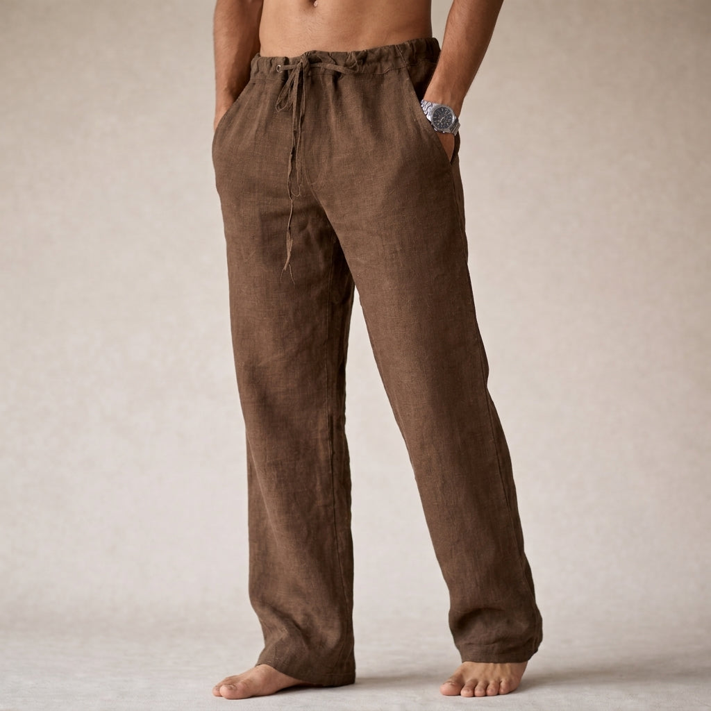 Dunkelbraune Herren-Leinenhose mit geradem Bein, Kordelzug am Bund und praktischen Seitentaschen.