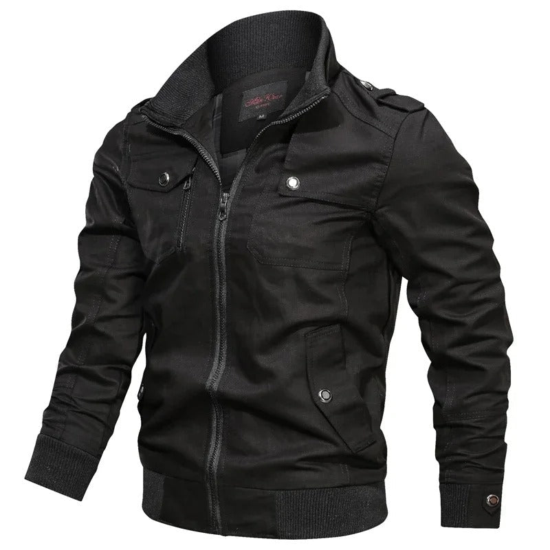 Schwarze Herren-Übergangsjacke im Military-Stil mit Stehkragen, Reißverschluss, Brusttaschen und gerippten Bündchen.