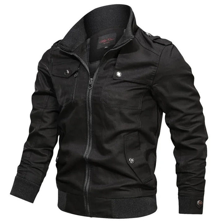 Schwarze Herren-Übergangsjacke im Military-Stil mit Stehkragen, Reißverschluss, Brusttaschen und gerippten Bündchen.